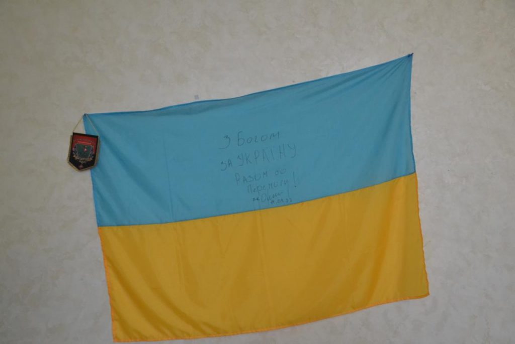 Прапор з підписом 14 бригади
