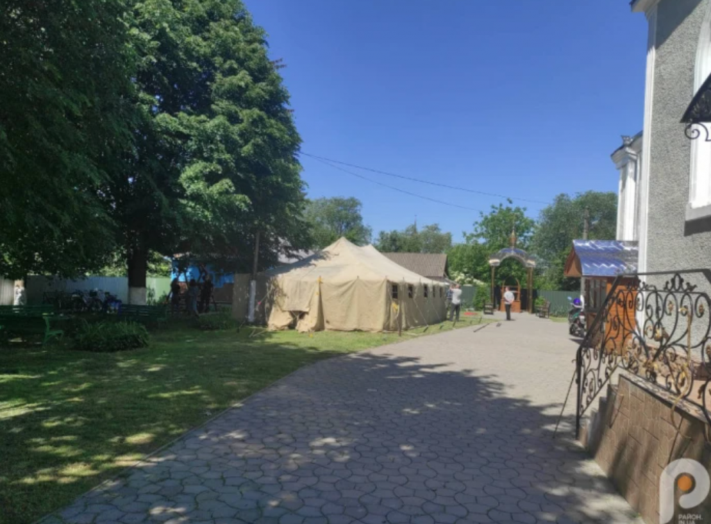 Намет на подвір’ї Свято-Михайлівської церкви у Рожищі, який встановили прихильники МП. Джерело: https://rozhyshche.rayon.in.ua/