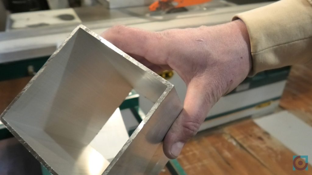 Олег Бондарук показує товщину металу корпусу павербанку