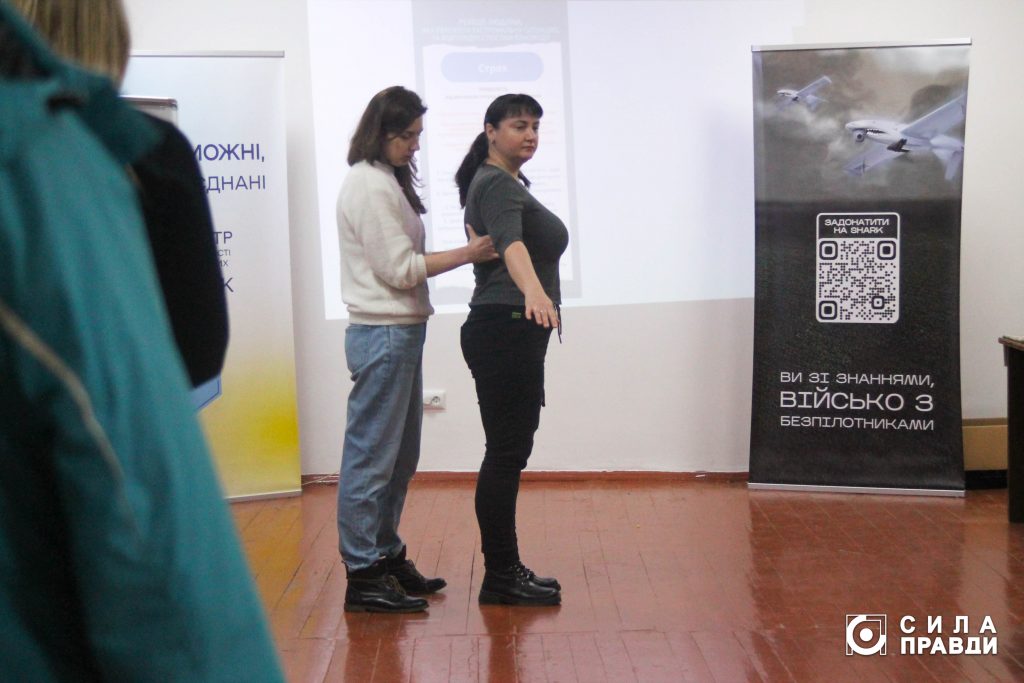 Вправи для зменшення симтомів стресу: показує Любава Казмірчук на тренінгу для від Центру готовності цивільних в Луцьку спільно з Фондом Сергія Притули