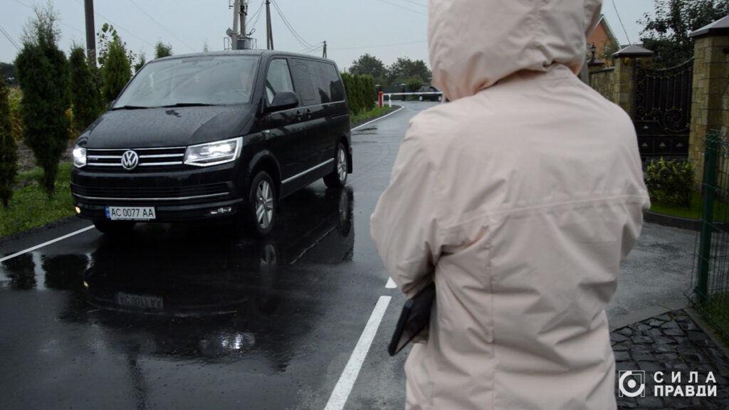«Volkswagen Multivan» виїжджає з двора Олександра Кватирка. Вересень 2020 року.